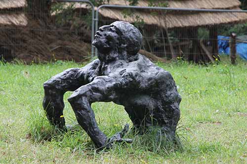 La Hougue Bie, Skulptur eines Zwangsarbeiters