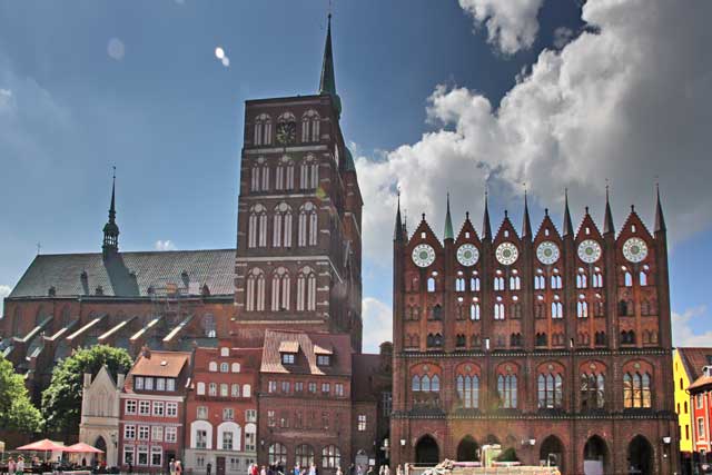 Stralsund, Alter Markt, St. Nikolaikirche und Rathaus