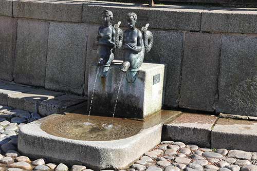 Wismar, Marktplatz, Wasserkunst, Bronzefiguren Nix und Nixe