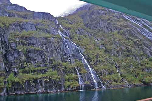 Trollfjord, Wasserfälle