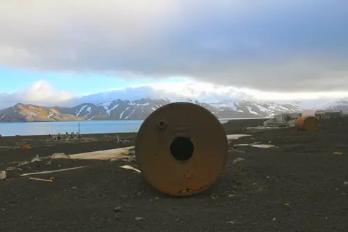 Südshetlandinseln, Deception Island, Whalers Bay, Relikte der Walverarbeitung