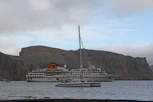 Südshetlandinseln, Deception Island, Whalers Bay, MS Hanseatic