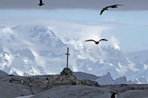 Antarktische Halbinsel, Petermann Insel, Kreuz zur Erinnerung an drei Männer der britischen Faraday-Station