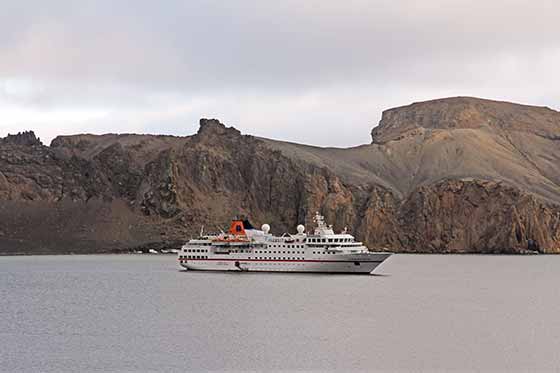 Südshetlandinseln, Deception Island, Whalers Bay, MS Hanseatic