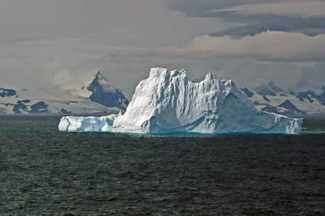 Südshetlandinseln, Elephant Island, Eisberg vor Cape Valentine