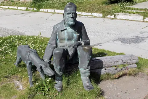 Ushuaia, Museo del Presidio, Skulptur vor dem Museum