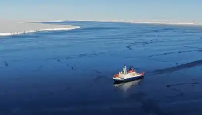 Polarstern zwischen dem Brunt-Schelfeis und dem Eisberg A74