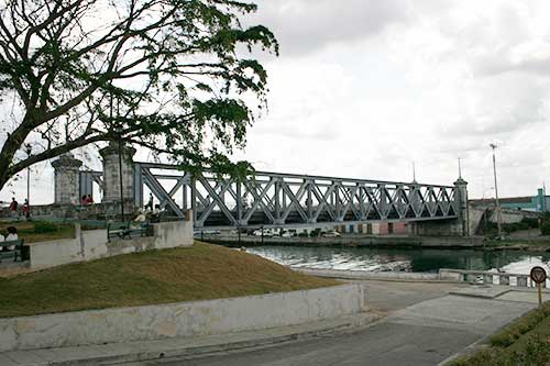 Puente Calixto García