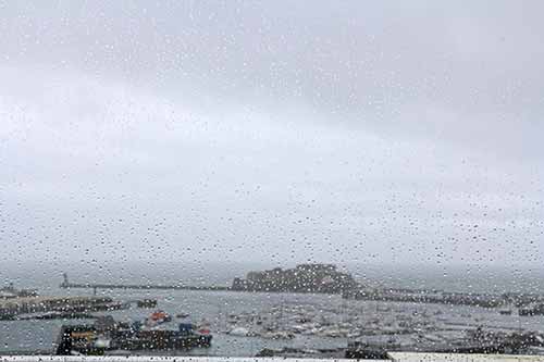 Guernsey, St. Peter Port, Castle Cornet im Regen