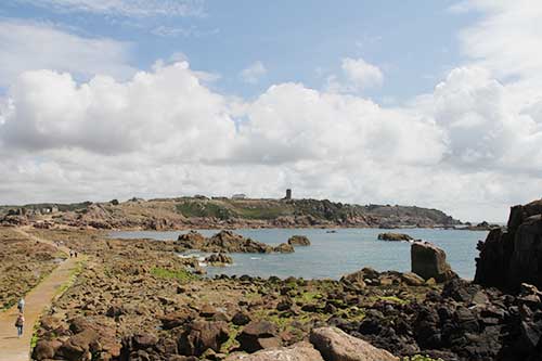 St Brelade, Corbière Point, Causeway bei Ebbe