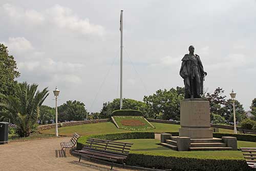 St Helier, Howard Davis Park, Statue von George V.