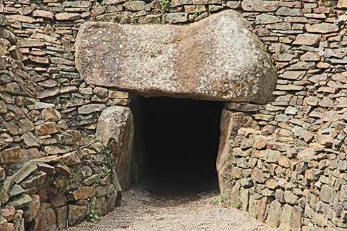 La Hougue Bie, Eingang