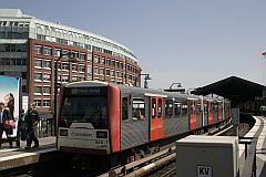 U-Bahnzug Hamburg Landungsbrücken
