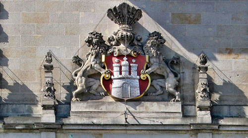 Rathaus, Wappen über dem Eingangstor
