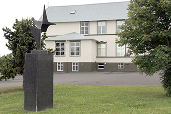 Akureyri, Gymnasium-Skulptur-Ódinshrafninn