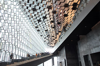 Harpa, Fassade innen