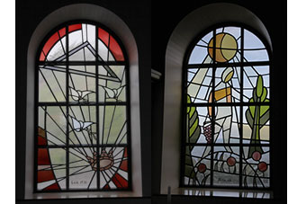 Vik í Mýrdal, Kirche, Glasfenster