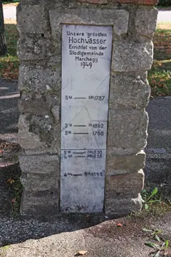 Marchfeld, Marchegg, Hochwasserstein mit Daten