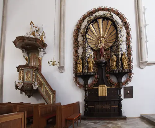Marchfeld, Marchegg, Pfarrkirche hl. Margareta, secessionistischer Seitenaltar und Kanzel