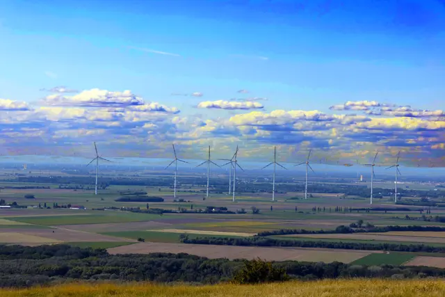 Marchfeld, Windräder in der Weite der Landschaft