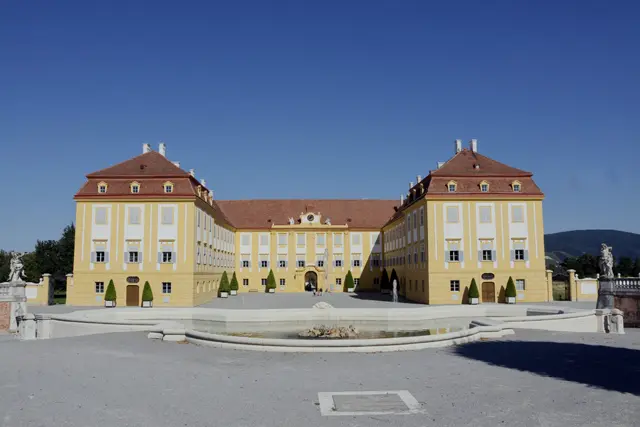 Schloss Hof, Neptunbrunnen, Ehrenhofseite