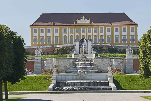 Marchfeld, Schloss Hof, Gartenseite mit Brunnen