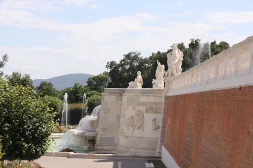 Schloss Hof, Terrasse 6, große Kaskade, äußeres Relief der Südseite