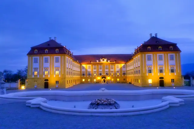 Schloss Hof, Neptunbrunnen Ehrenhofseite Abend