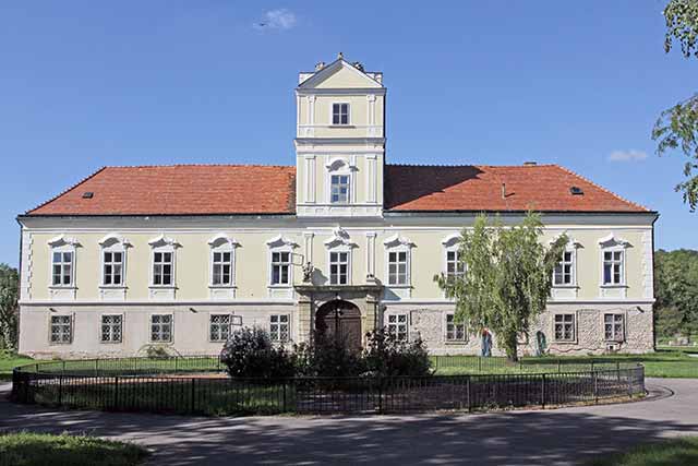 Marchfeld, Schloss Obersiebenbrunn Straßenfront