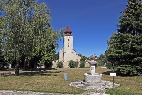 Marchfeld, Petronell, Pfarrkirche und Zierbrunnen