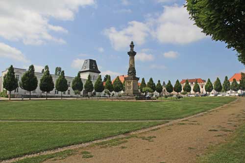 Rügen Putbus Marktplatz Kriegerdenkmal