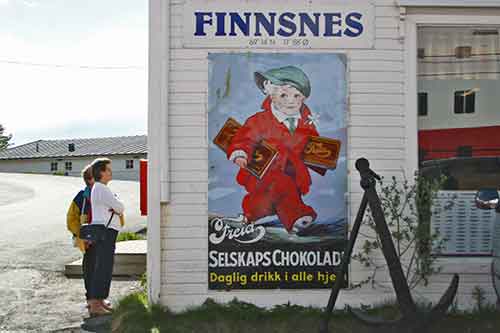 Finnsnes, Werbeschild