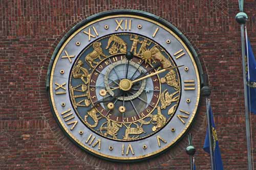 Oslo, Rathaus, astronomische Uhr