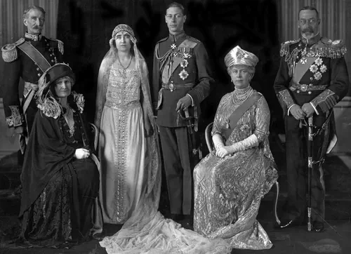 Elizabeth II., Großeltern und Eltern