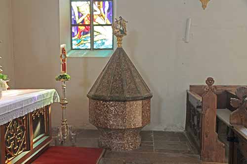 Altenmarkt, Pfarrkirche innen, Taufstein