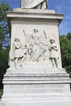 Rügen Putbus Schlosspark Denkmal Wilhelm Malte I. Reflief