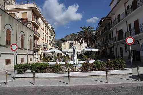 Letojanni, Piazza Durante