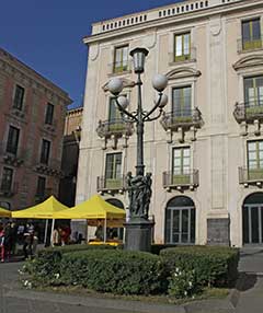 Catania, Straßenlampe auf der Piazza della Università