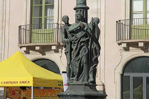 Catania, Straßenlampe auf der Piazza della Università