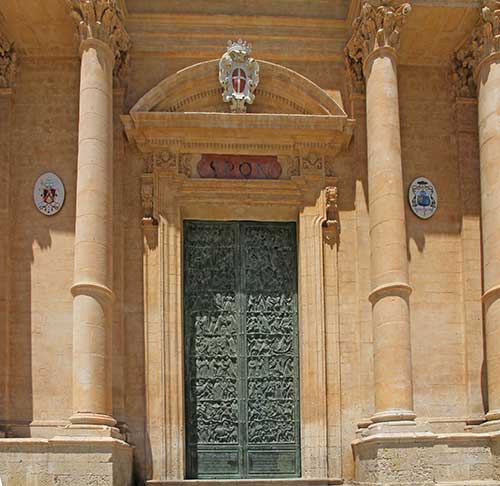 Noto, Cattedrale Santi Nicolà di Mirra e Corrado, Portal