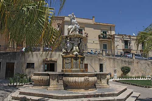 Noto, Piazza XVI. Maggio, Herkulesstatue