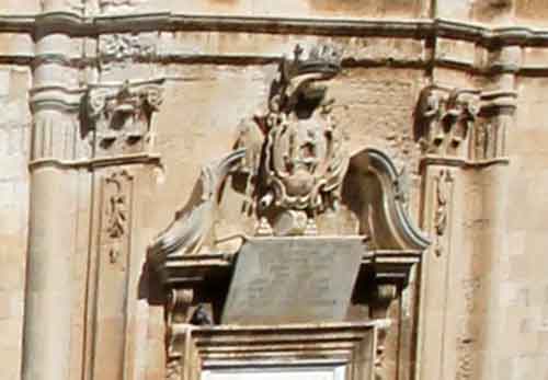 Siracusa, Palazzo Beneventano del Bosco, Relief und Marmortafel