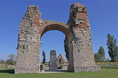 Carnuntum, Heidentor mit Rundsockel