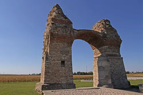 Carnuntum, Heidentor Ostseite