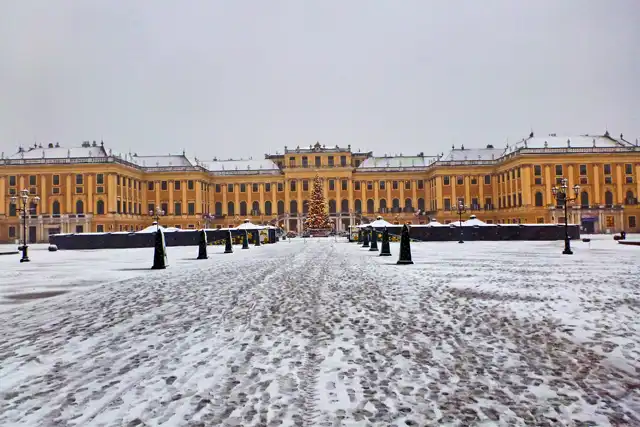 Wien, Schloss Schönbrunn, Ehrenhof im Winter