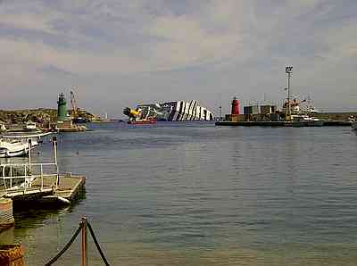 Costa Concordia vor Giglio Porto