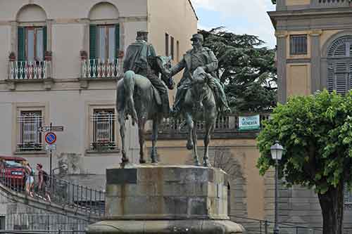 Toskana: Fiesole, Piazza  Mino da Fiesole, Denkmal Garibaldi - Vittorio Emanuele II.