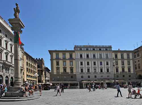 Toskana: Florenz, Piazza della Repùbblica, Figur der Abbodanzza