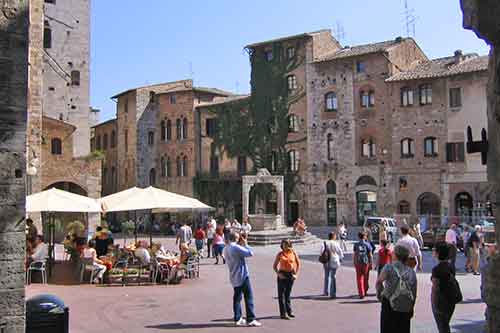 Toskana: San Gimignano, Piazza della Cisterna