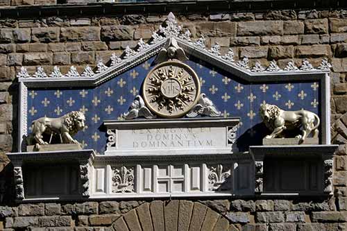 Palazzo Vecchio, Inschrift über dem Eingang